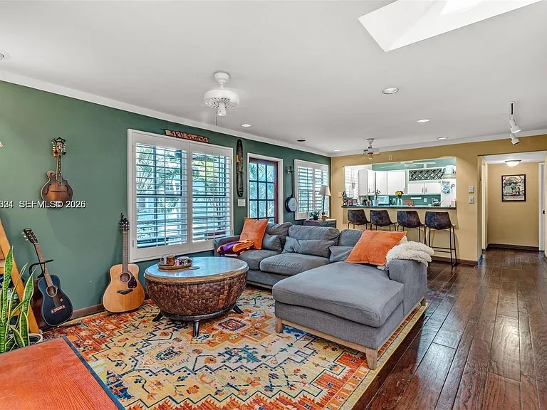 320 SE 10th Ave #D — Photo 9