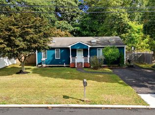 17 Golden Gate Dr, Shirley, NY 11967