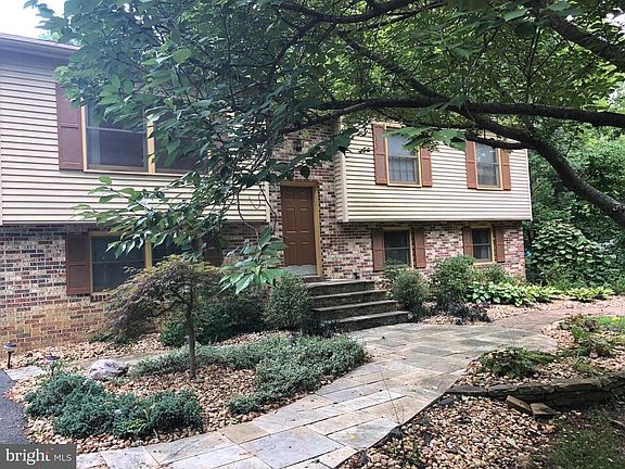 2nd image of 215 Vine Pl