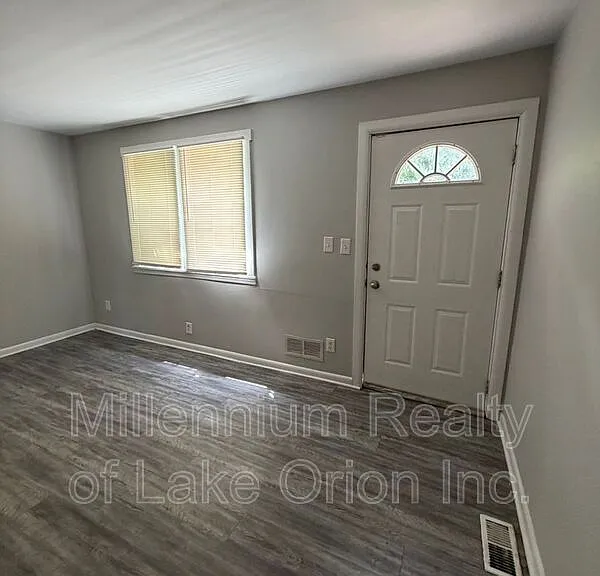 735 E Milton Ave — Photo 2