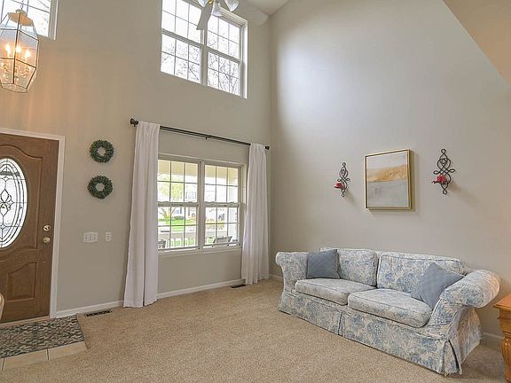 5th image of 687 Fieldstone Dr