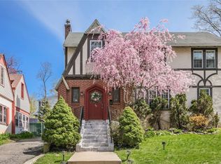 50 Oakwood Rd, Huntington, NY 11743