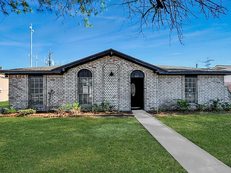 8011 La Roche Ln — Photo 4