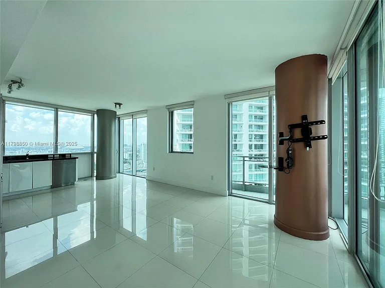 92 SW 3rd St #33 — Photo 8