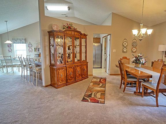4th image of 42 Field Crest Dr