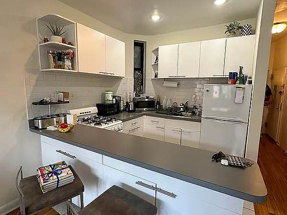 3rd image of 410 E 74th St APT 5A