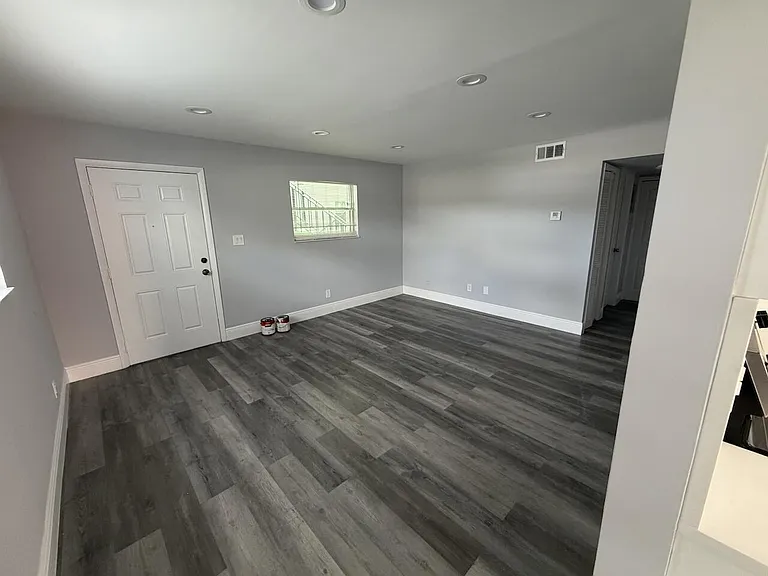 320 SW 1st St #D-4 — Photo 6