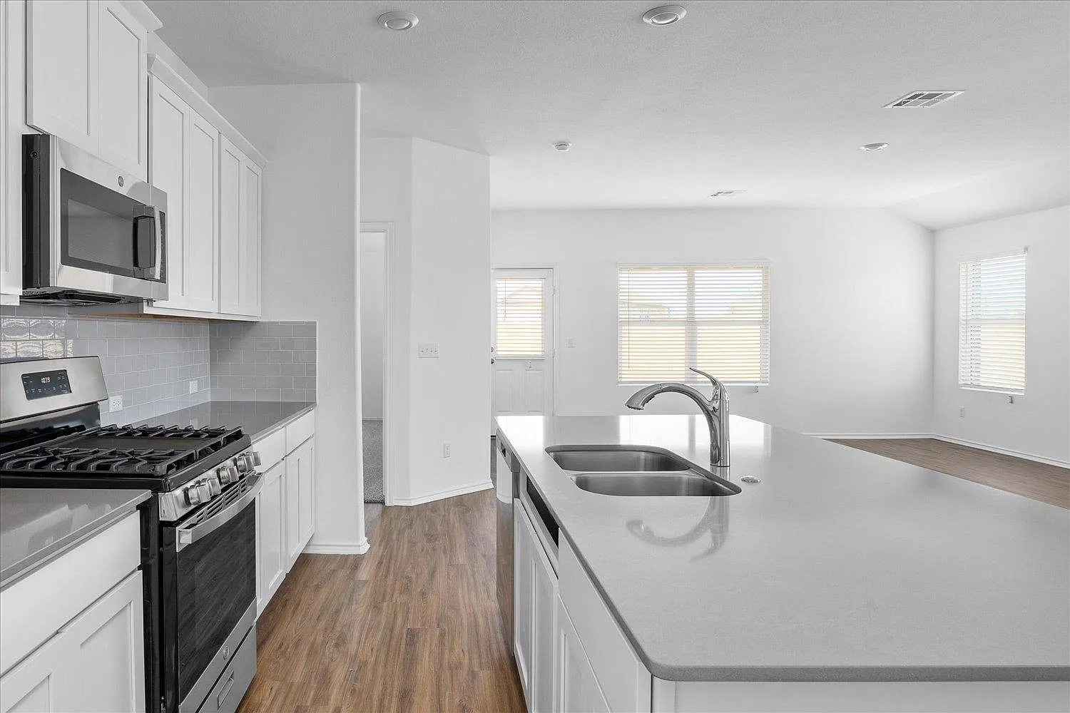 3 bed, 1966 sqft, $2,199 — Photo 4