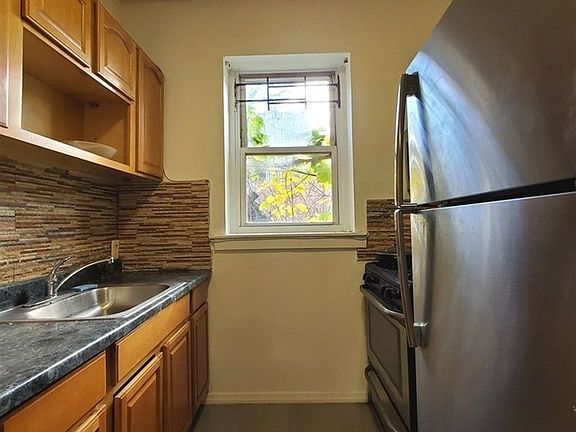 2nd image of 914 Jefferson Ave #1LR
