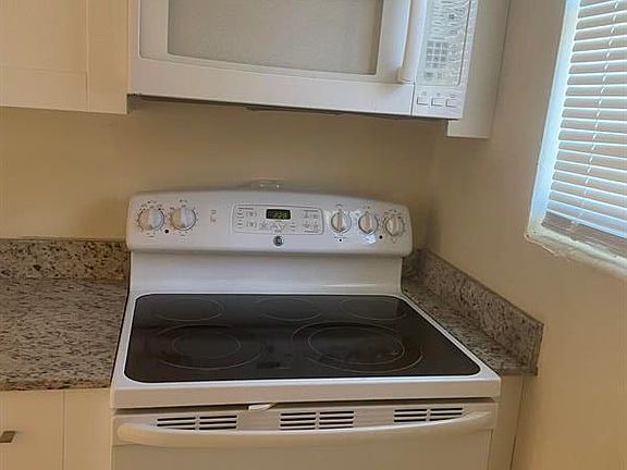 5th image of 916 4th St APT 3