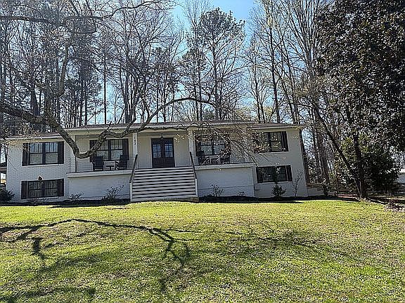 3rd image of 143 Three Oaks Dr SE