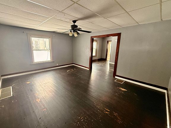 4th image of 305 Walker St