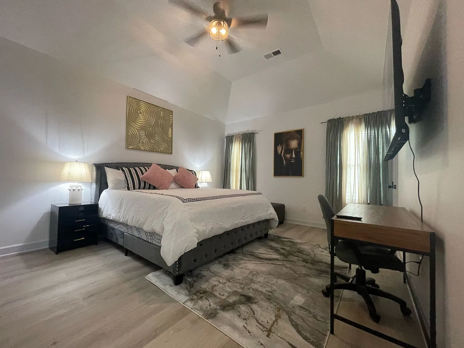 5 bed, 2400 sqft, $7,999 — Photo 4