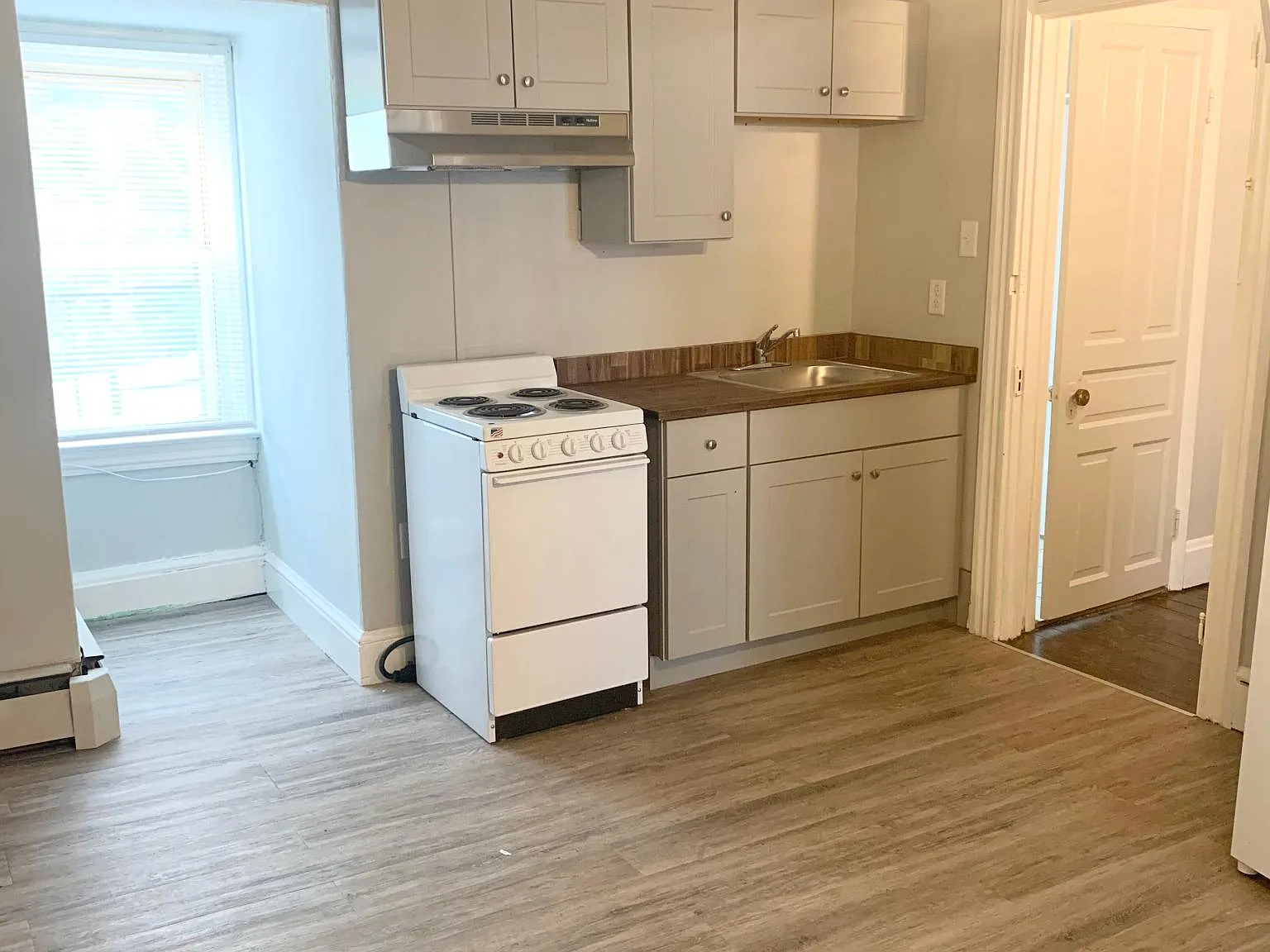 Studio, $900 — Photo 2