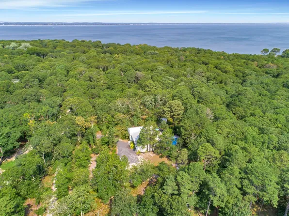 9 Sheridan Rd, Hampton Bays, NY 11946