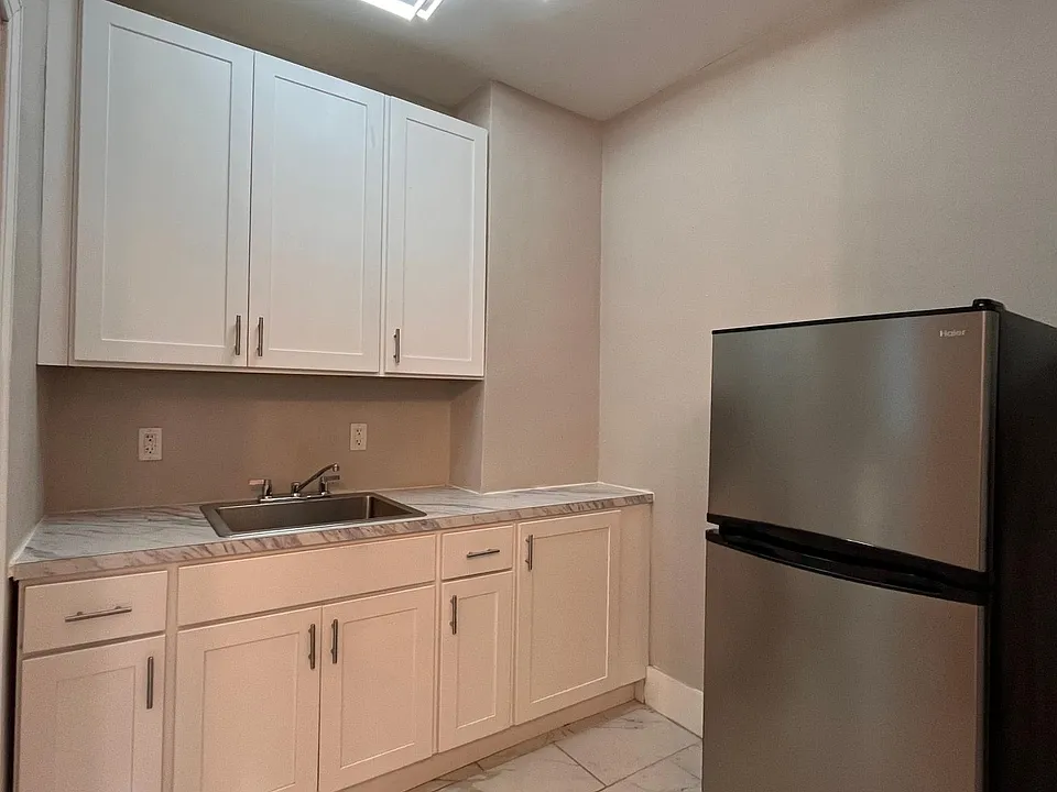 241 Duncan Ave #4