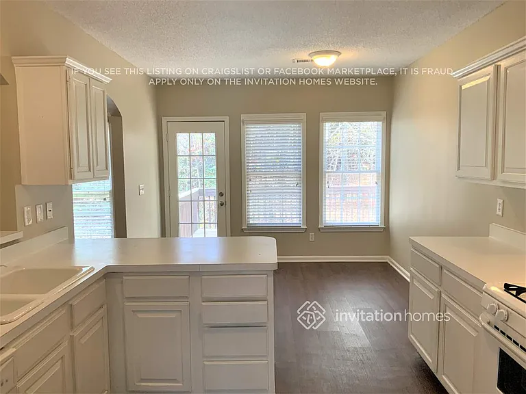 925 Evian Dr NW — Photo 5