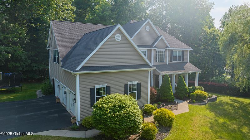3rd image of 76 Hoffman Court