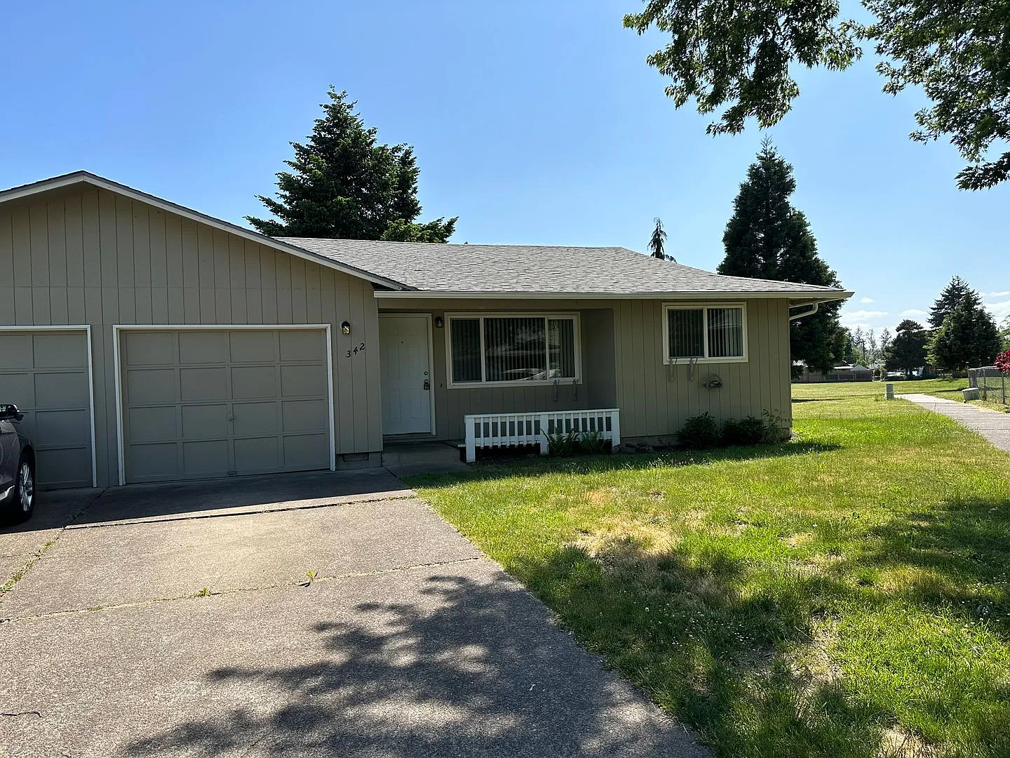 2-bedroom/1-bathroom duplex with garage! — Photo 1
