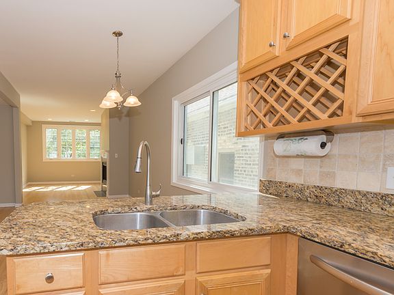 4th image of 1028 N Wolcott Ave #2