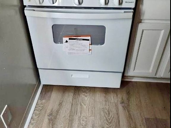 4th image of 4078 W 142nd St #F