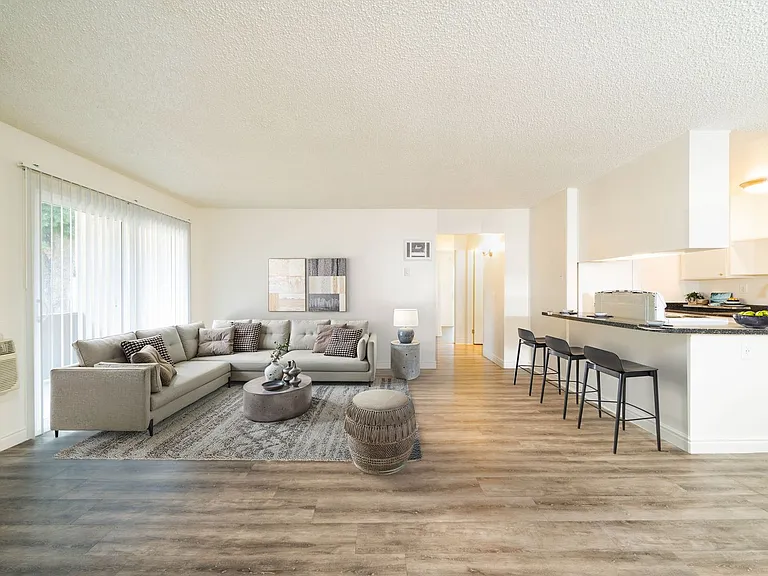 570 S Lincoln Ave — Photo 3