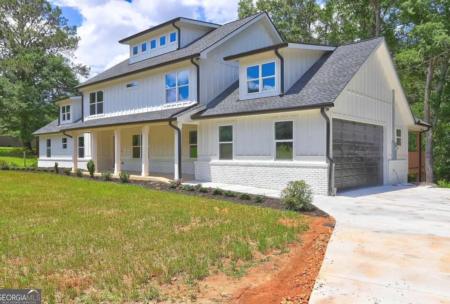 4 bed, 4.0 bath, 3900 sqft, $3,500 — Photo 1