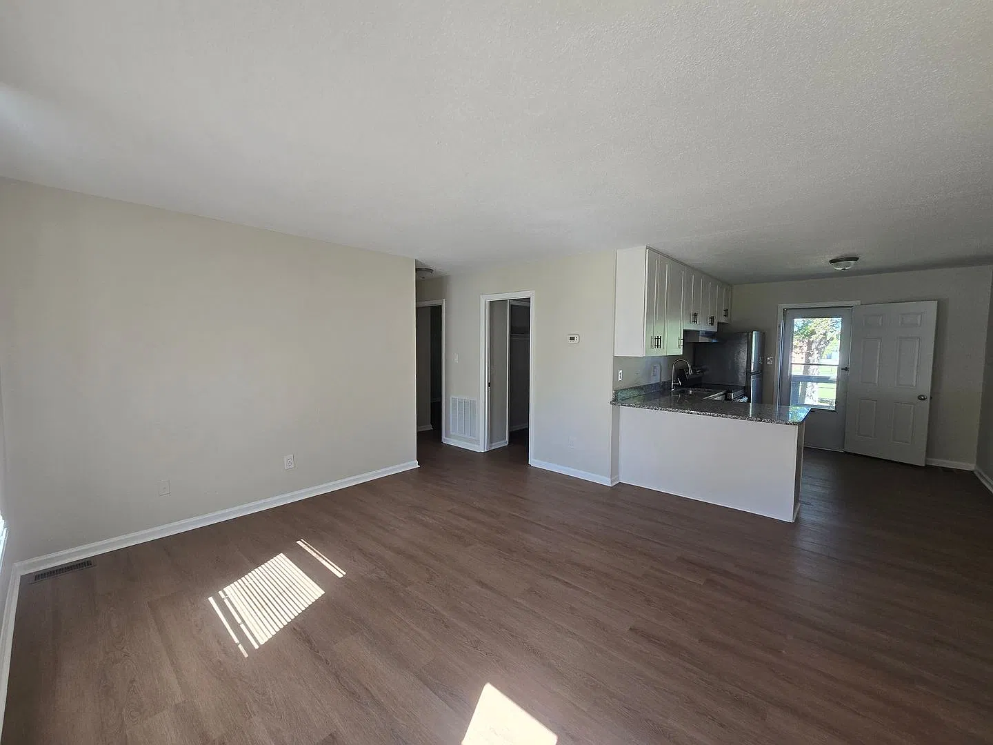 412 Hill St — Photo 3