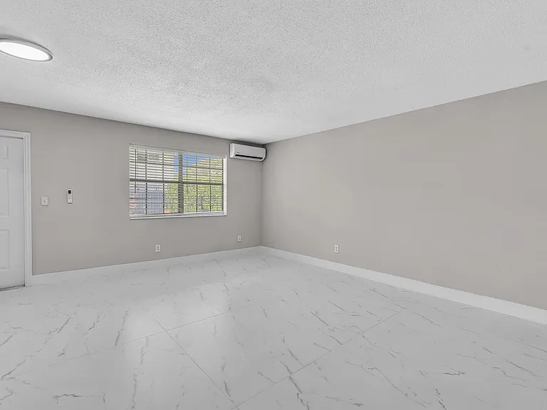 626 SW 14th Ave #102 — Photo 11