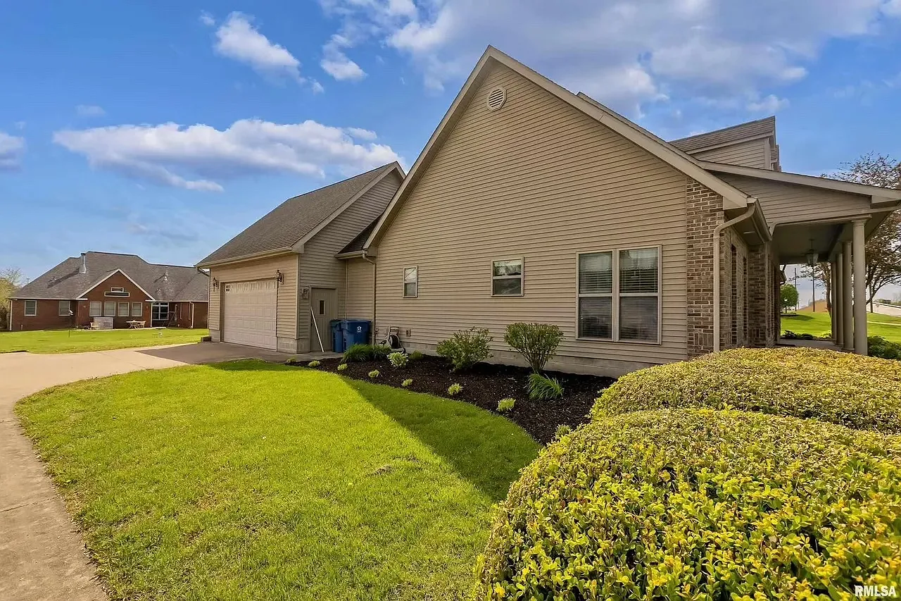 3 bed, 2.5 bath, 2470 sqft, $4,100 — Photo 2