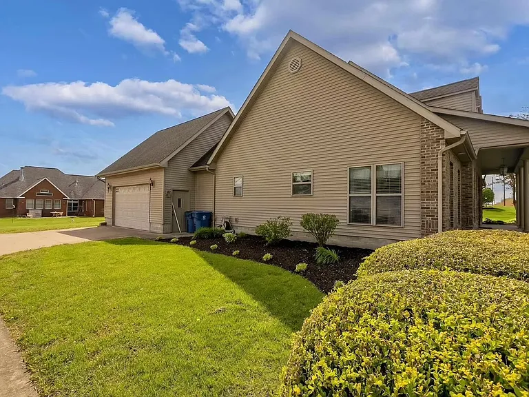 2207 Westminster Dr — Photo 2