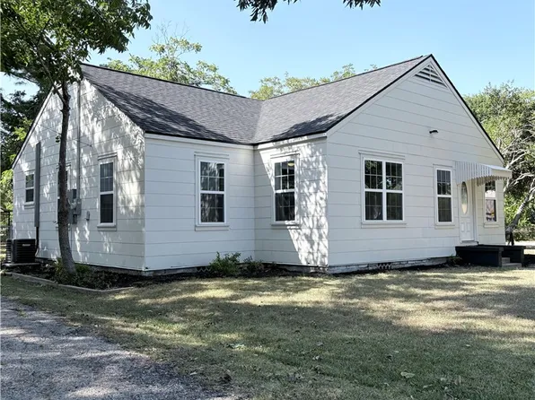 723 E Blackshear St, Navasota, TX 77868