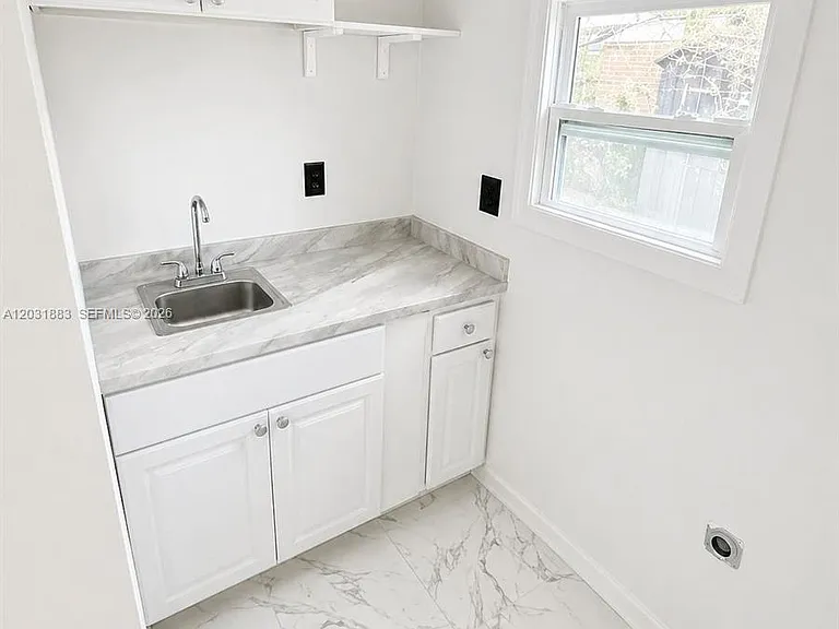 15720 NW 28th Pl — Photo 3