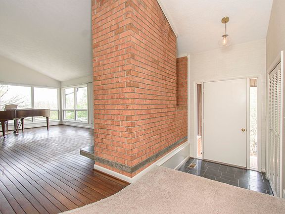 3rd image of 1409 Locust Ave