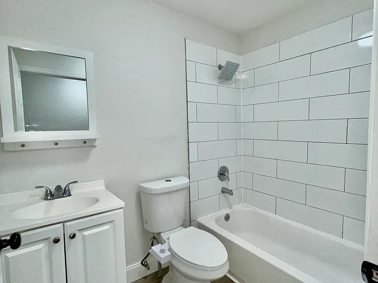 1536 W La Salle St — Photo 9