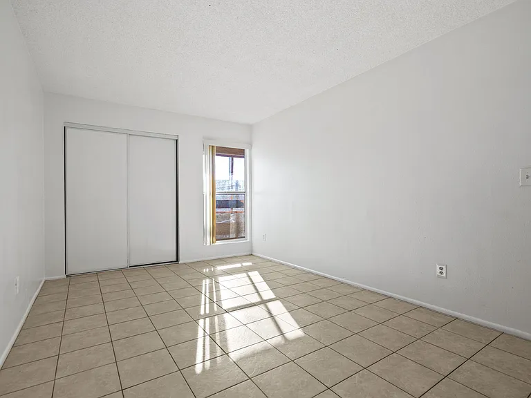 20-web-or-mls-2688 N 43rd Ave 29D--17_10012025