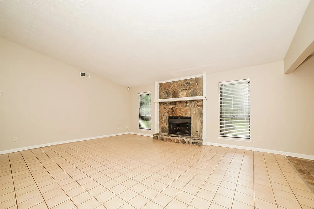 3 bed, 2.0 bath, 1575 sqft, $1,765 — Photo 3