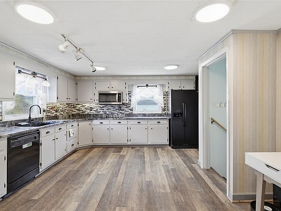 5th image of 134 Youngstown Rd N