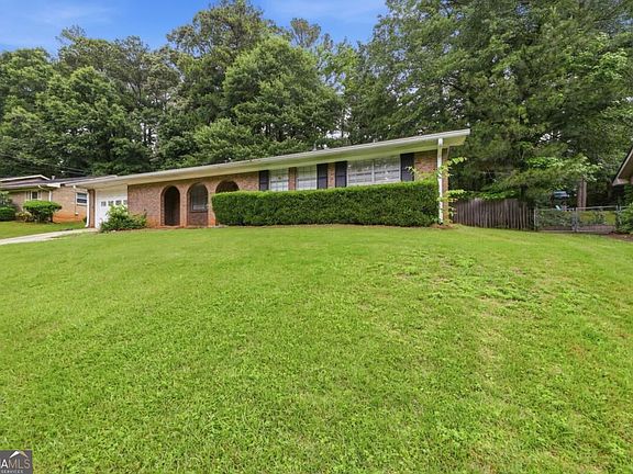 4th image of 2740 Williamsburg Dr