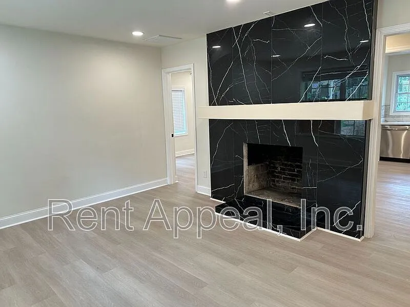 3 bed, 2.0 bath, 1214 sqft, $2,550 — Photo 3