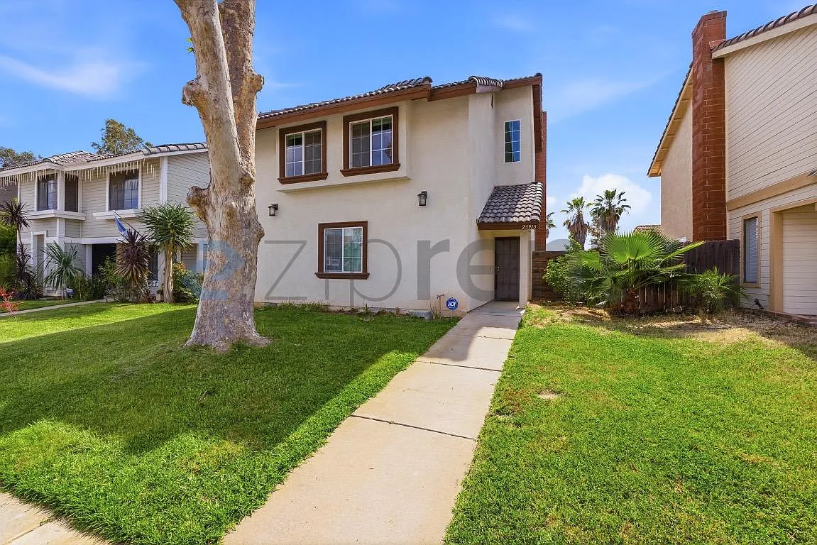 Front Exterior - 23913 Parkland Ave