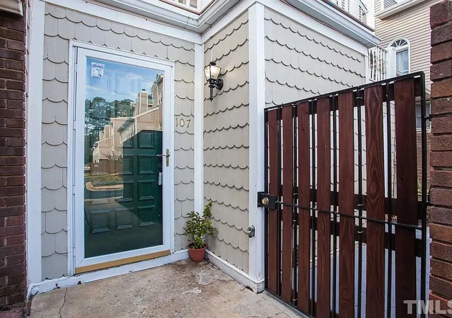 Charming 2BR Condo in Raleigh — Photo 3