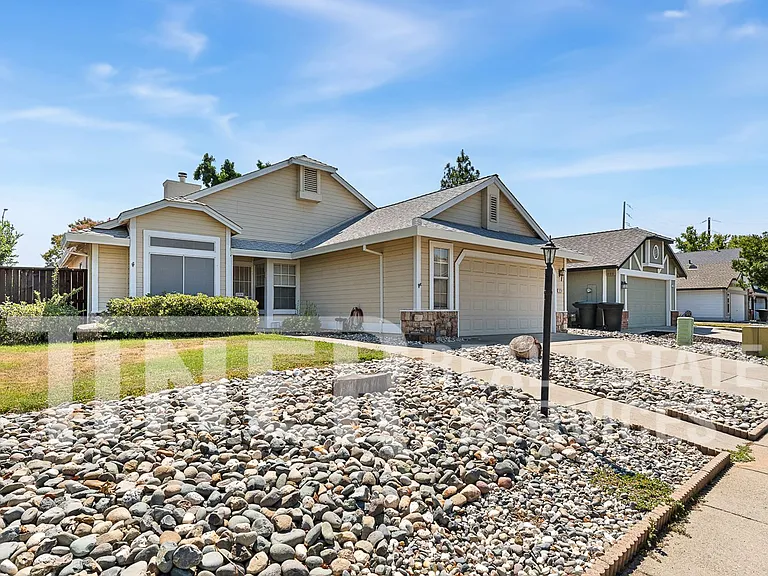 1218 Chablis Cir — Photo 1