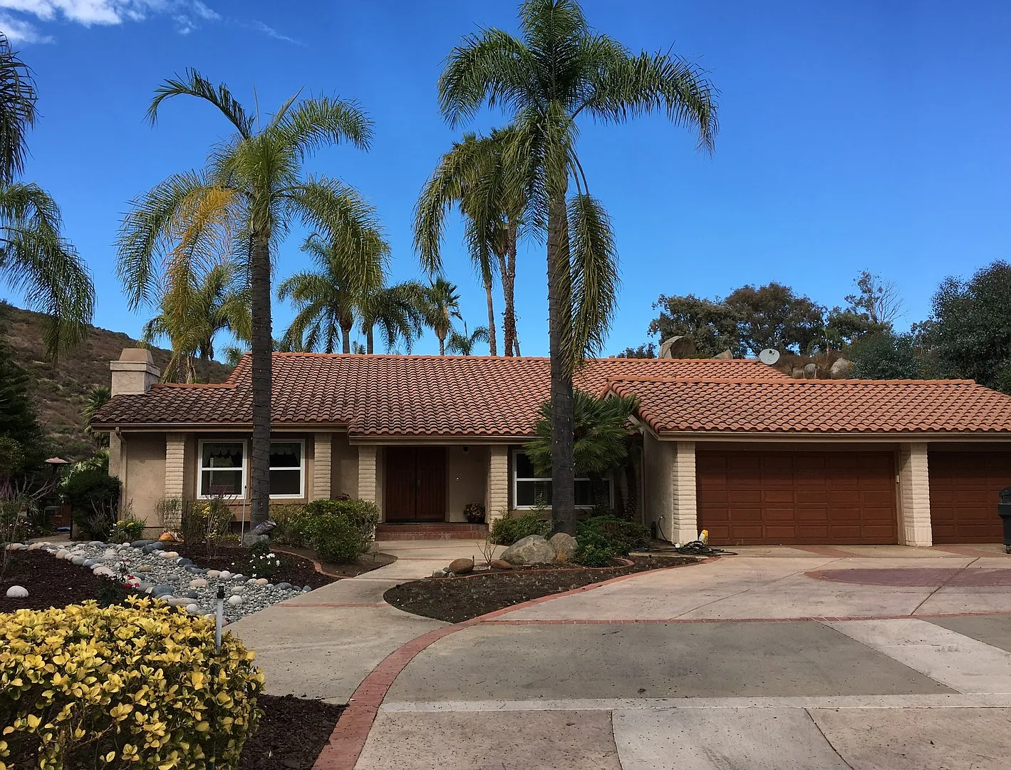 Spacious Four Bedroom House in Escondido! — Photo 3