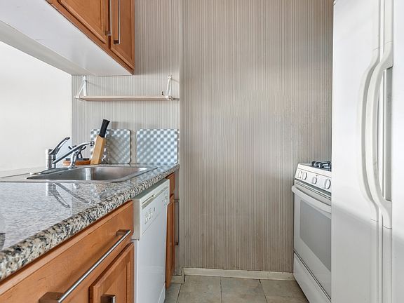 5th image of 393 W 49th St APT 4O