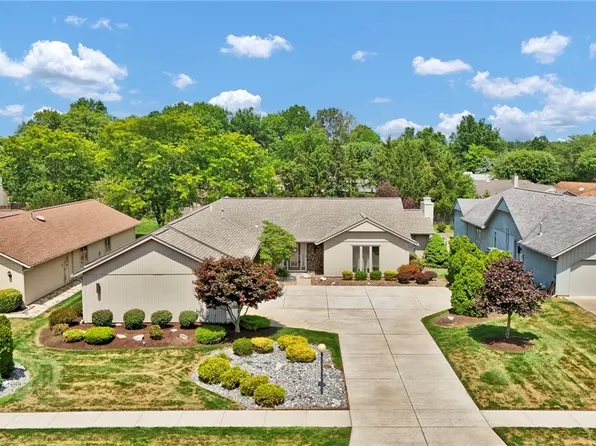 21490 Meadows Edge Ln, Strongsville, OH 44136