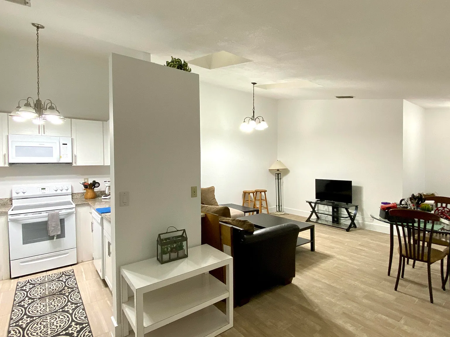 2 bed, 2.0 bath, 1002 sqft, $2,500 — Photo 3