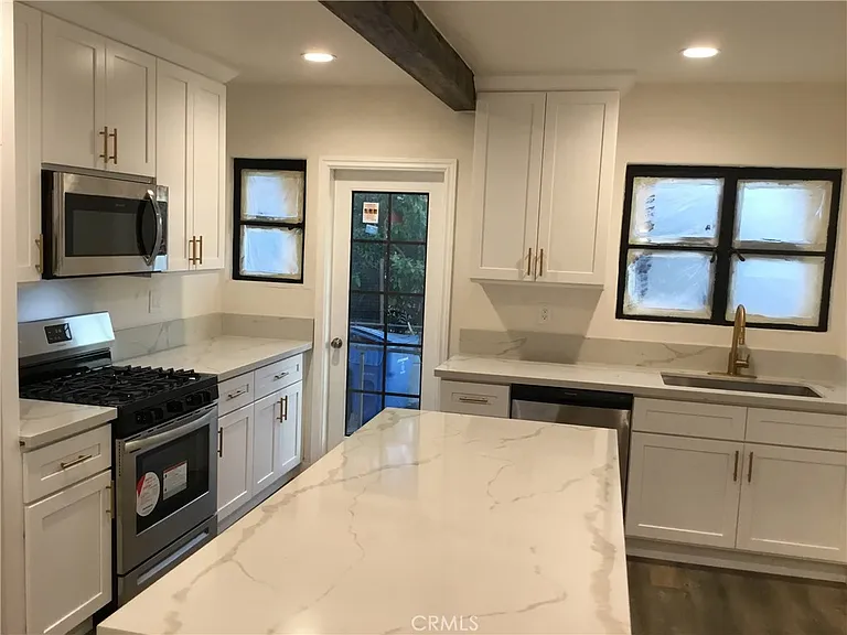 1574 N Orange Grove Ave — Photo 11