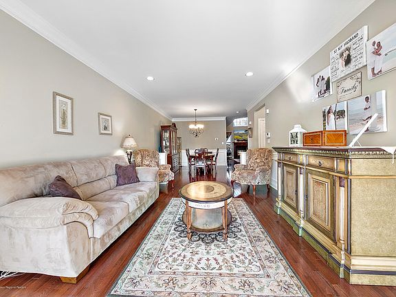 5th image of 8 Brookfield Dr