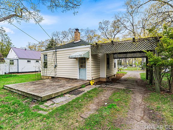4th image of 2153 Philo Ave